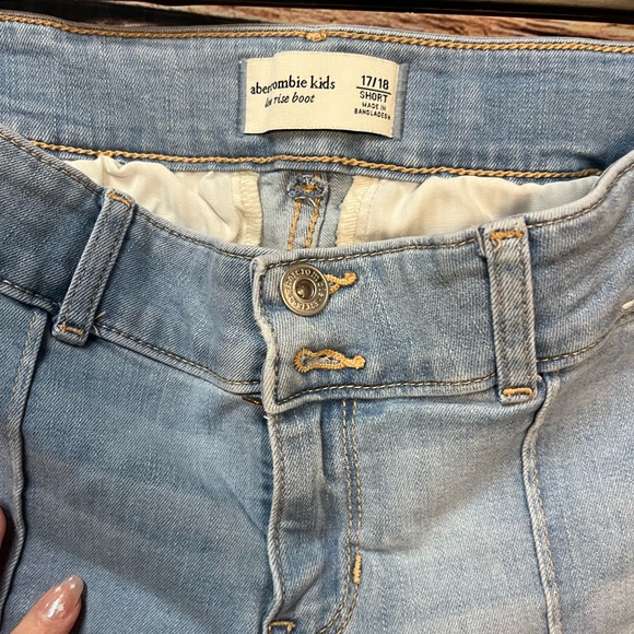 Abercrombie Kids Low Rise Boot Cut Light Wash Flared Jeans (051) - Picture 5 of 7